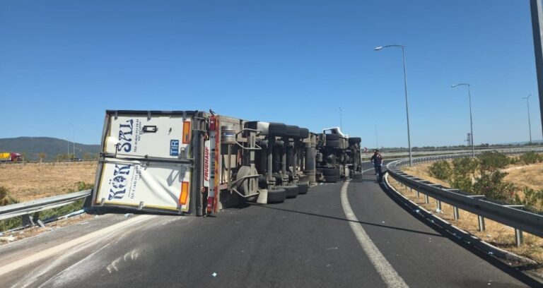 cay yuklu tir devrildi 1 yarali UGr8qwXK