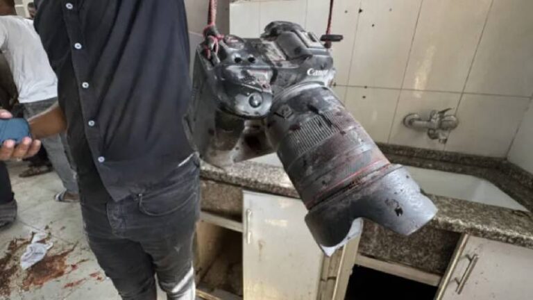 israilin gazzedeki nasir hastanesine duzenledigi saldirida 4u gazeteci 15 kisi hayatini kaybetti wXwxAmU9