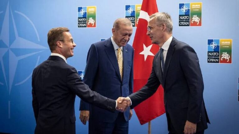 isvecli diplomat nato gorusmesinin notlarini tuvalette unuttu pSB6USHM