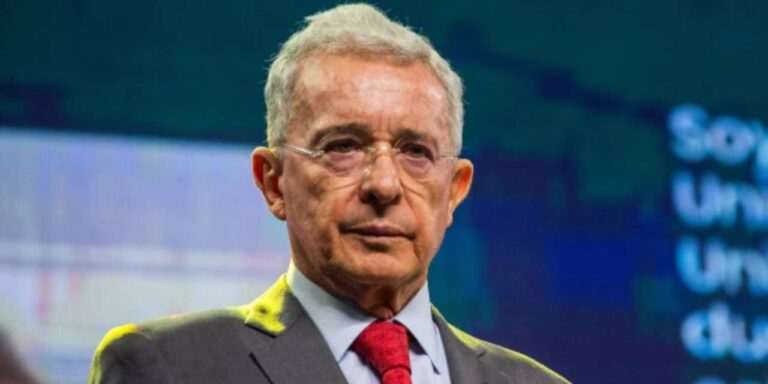 kolombiya cumhurbaskanina 12 yil ev hapsi verildi Q22ujjEX