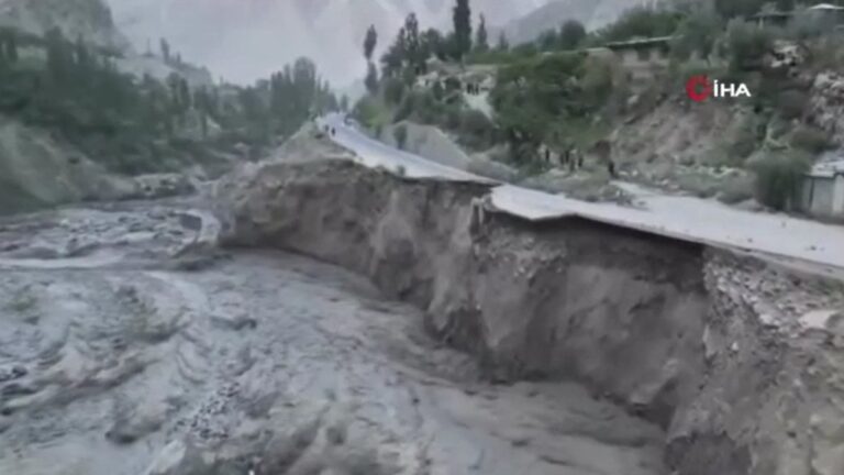 pakistanda heyelan hayatini kaybedenler var u6wex2sd