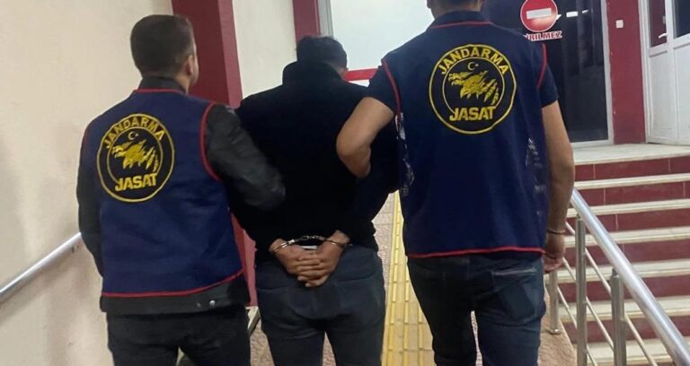 samsunda firari hukumlu kardesinin kimligiyle saklanirken yakalandi 2pp2a6ky