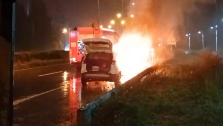 seyir halindeki arac yanmaya basladi J1pXrO69