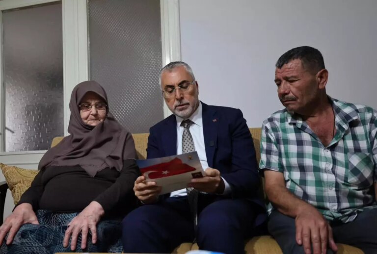 bakan isikhandan sehit ailelerine ziyaret ve terorsuz turkiye vurgusu Pwjfc1xZ