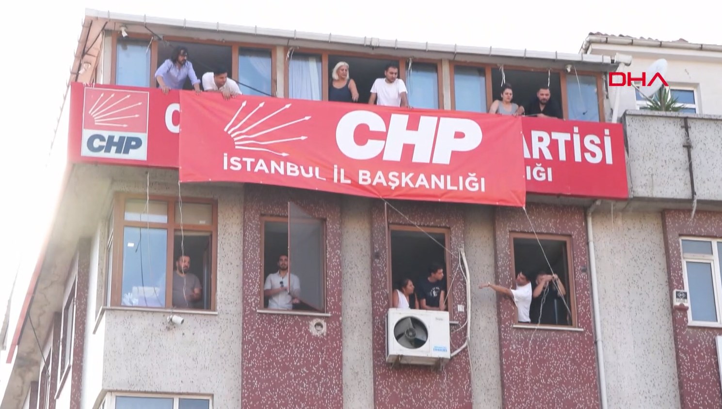 chp bahcelievler ilce baskanligina istanbul il baskanligi yazisi asildi bxcgPgt4