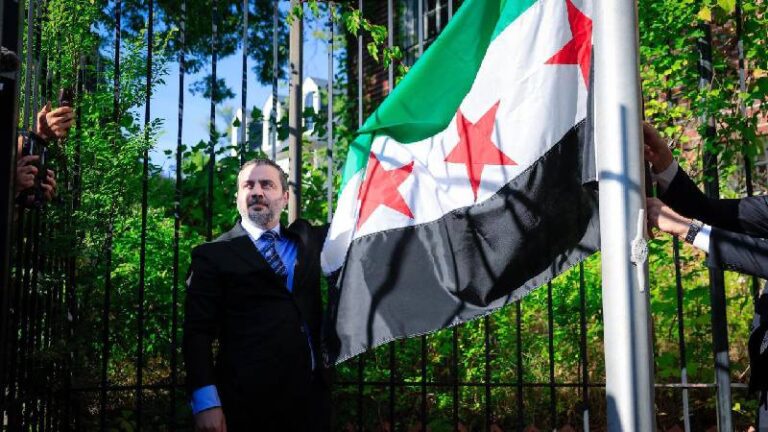 disisleri bakani seybani suriyenin washington buyukelciligine 13 yil sonra ilk kez suriye bayragi cekti cPtsFXKr