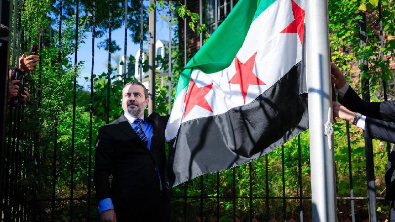 disisleri bakani seybani suriyenin washington buyukelciligine 13 yil sonra ilk kez suriye bayragi cekti cPtsFXKr