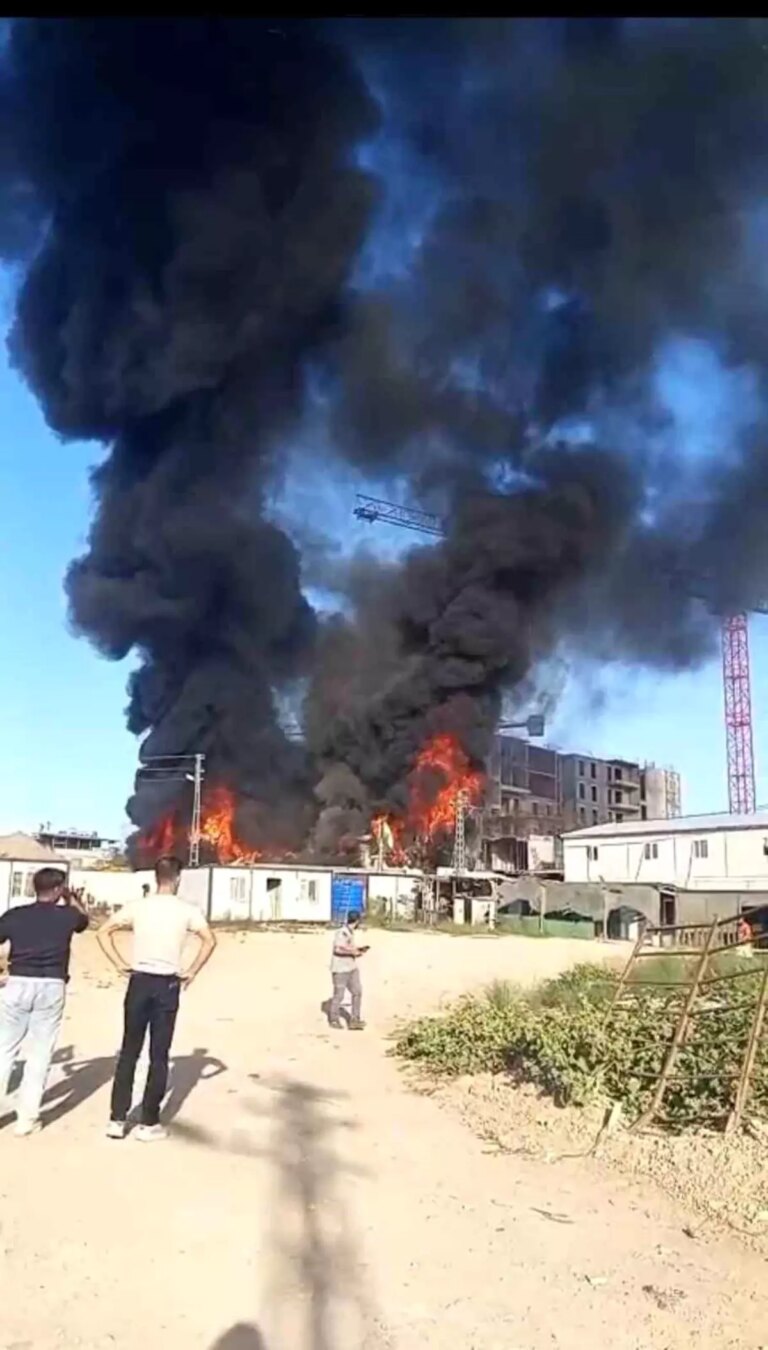 hatayda santiye alanindaki konteyner yangini kontrol altina alindi 72Y2VUWy