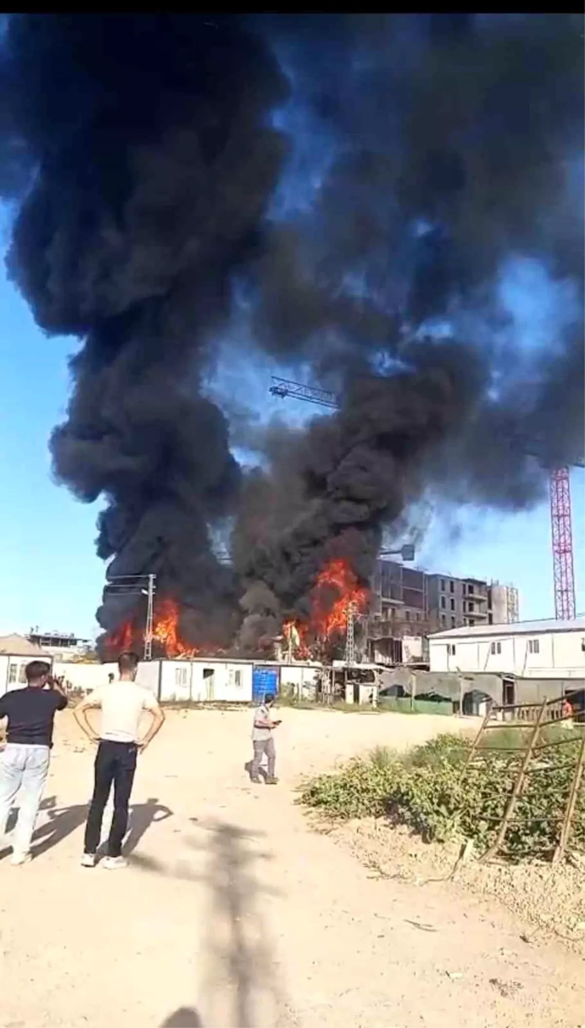 hatayda santiye alanindaki konteyner yangini kontrol altina alindi 72Y2VUWy