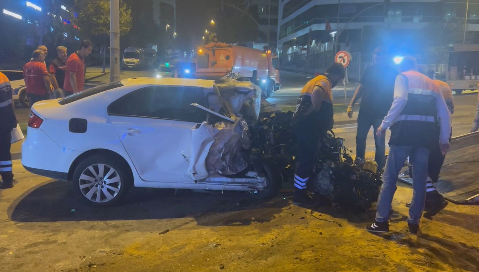 iett otobusu ile otomobil carpisti 1i agir 2 yarali Bi331MMa