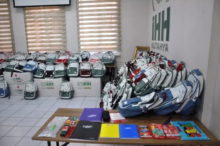 ihh kutahyadan 200 ogrenciye kirtasiye destegi W39QubCz
