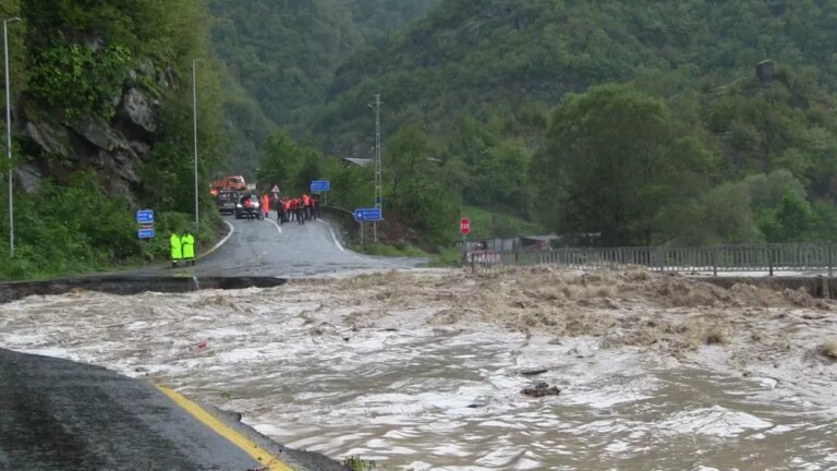 rizede sel oncesi erken tahliye hayat kurtardi H66sbLbI