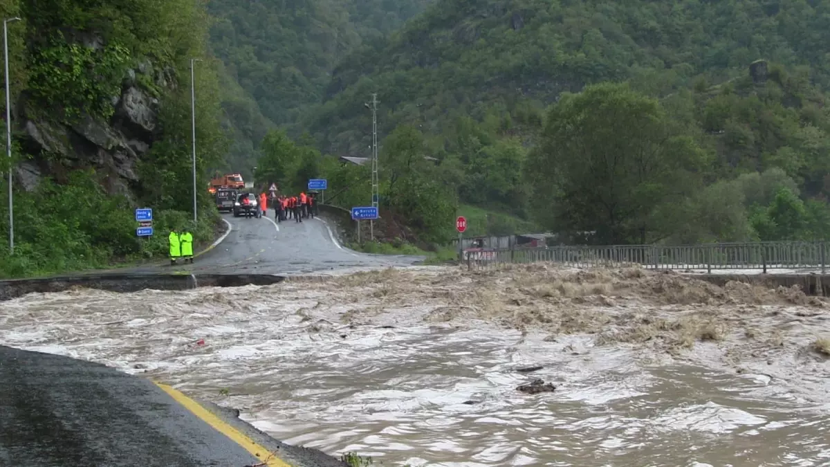 rizede sel oncesi erken tahliye hayat kurtardi H66sbLbI