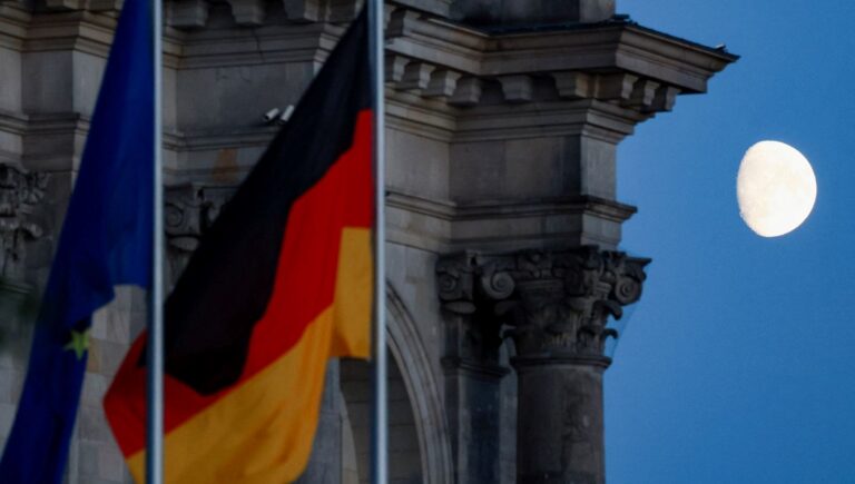 son dakika berlinde arac kalabaliga daldi cok sayida yarali var MqAz8DjX