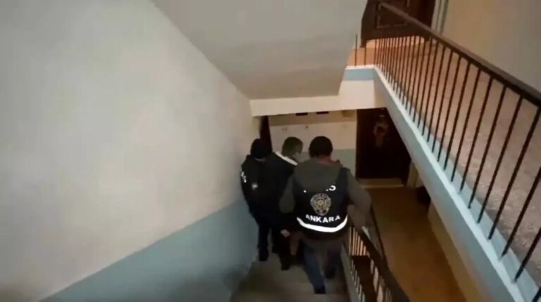 24 suc dosyasi olan firari sahis 7 yil saklandigi ofiste yakalandi Rr5cmCV3.jpg