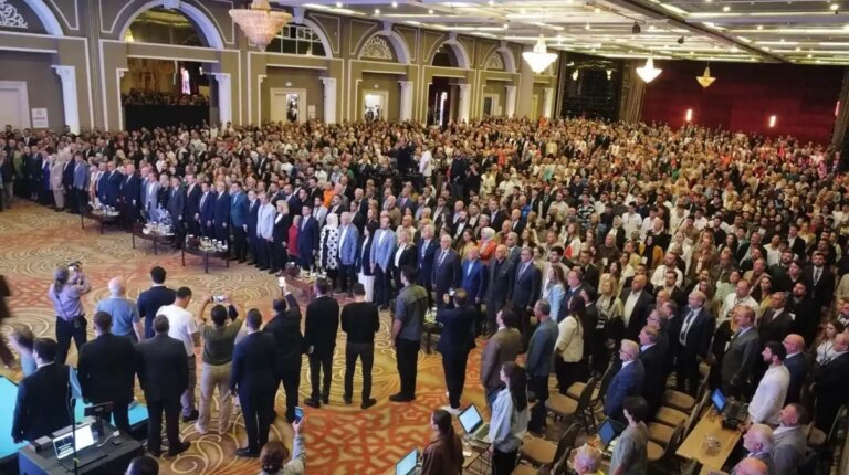 bakan isikhan izmir cop daglarindan ve kokudan gecilmiyor PQk5H9Yk