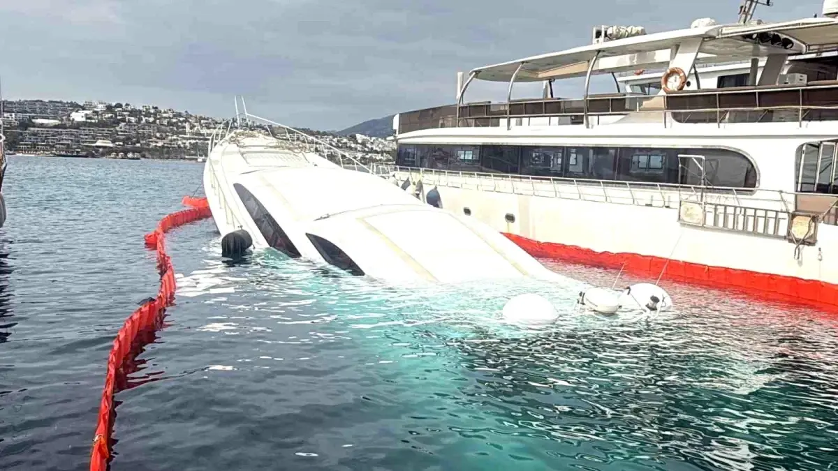 bodrumda luks yat suya gomuldu A7iQ29EE.jpg