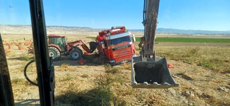 eskisehirde sogan yuklu tir araziye batti OqwYRKXJ