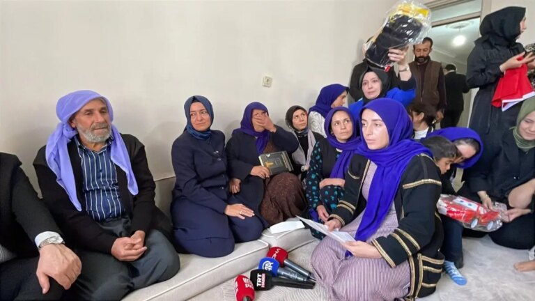 fatma betul sayan kaya sehit polis memurunun ailesini ziyaret etti yhSwtChX.jpg