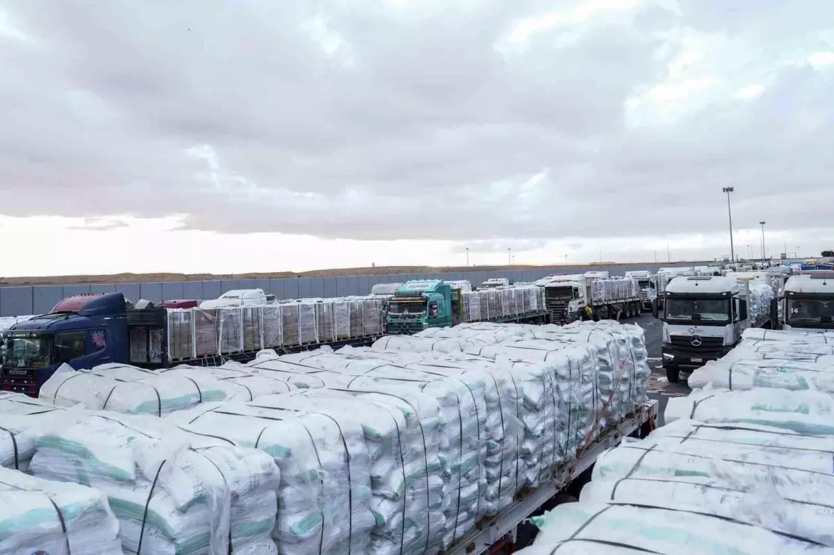 misirdan gazzeye 400 kamyon insani yardim girisi qFy4qeTr.jpg