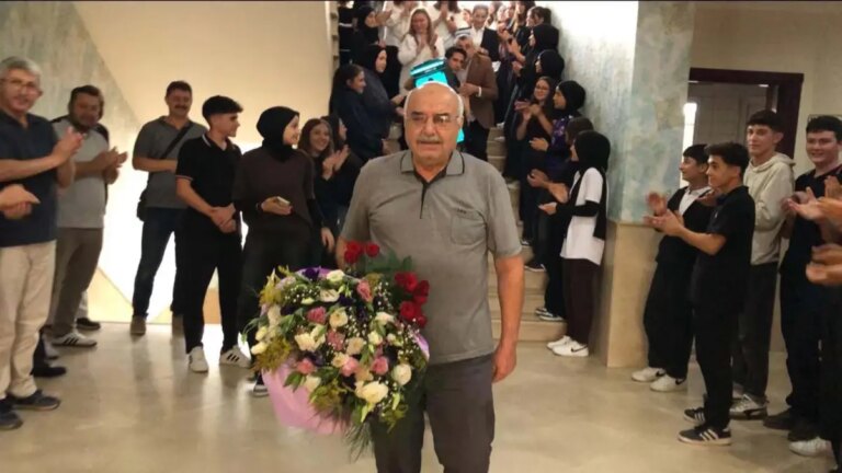 nazillide 40 yil meslek dersi ogretmenligi yapan ogretmen emekli oldu 1BMzbNlI