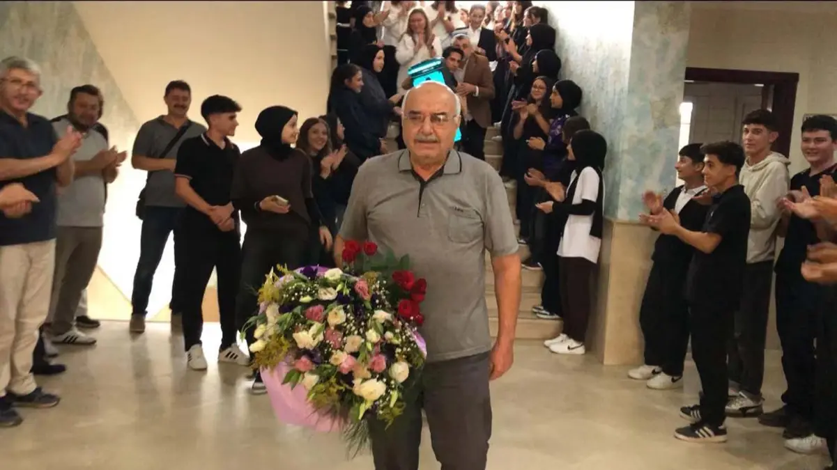 nazillide 40 yil meslek dersi ogretmenligi yapan ogretmen emekli oldu 1BMzbNlI