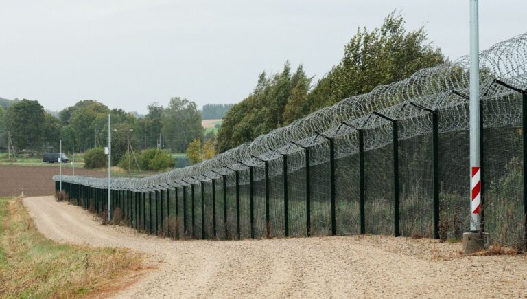 sinirda silahli rus askerleri goruldu estonya yolu kapatti wPipG89T.jpg