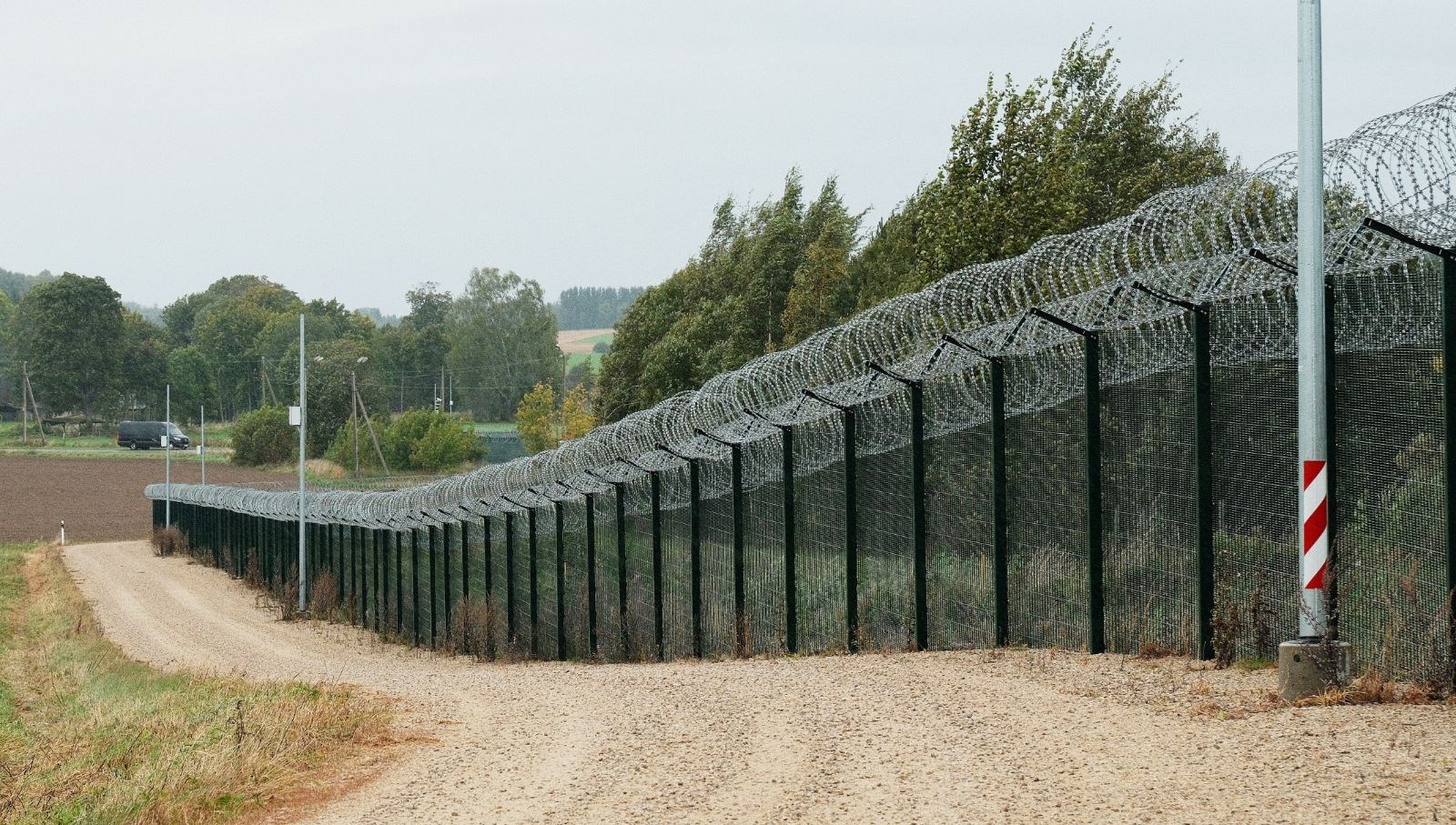 sinirda silahli rus askerleri goruldu estonya yolu kapatti wPipG89T.jpg