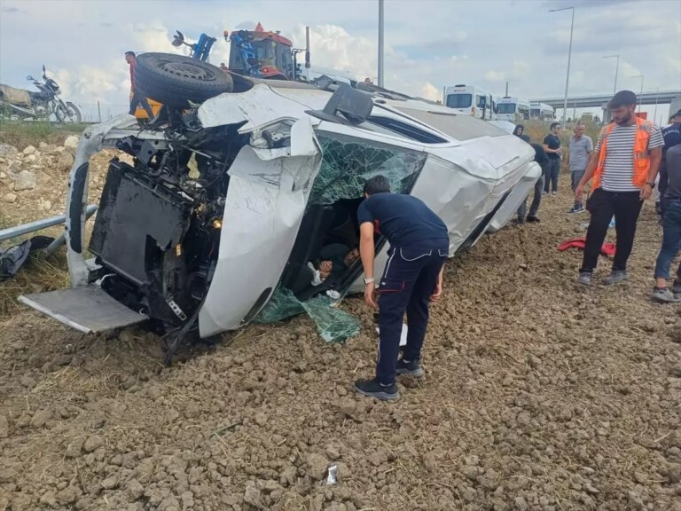 tarsusta servis araci devrildi 4 yarali MkWAAcEg.jpg