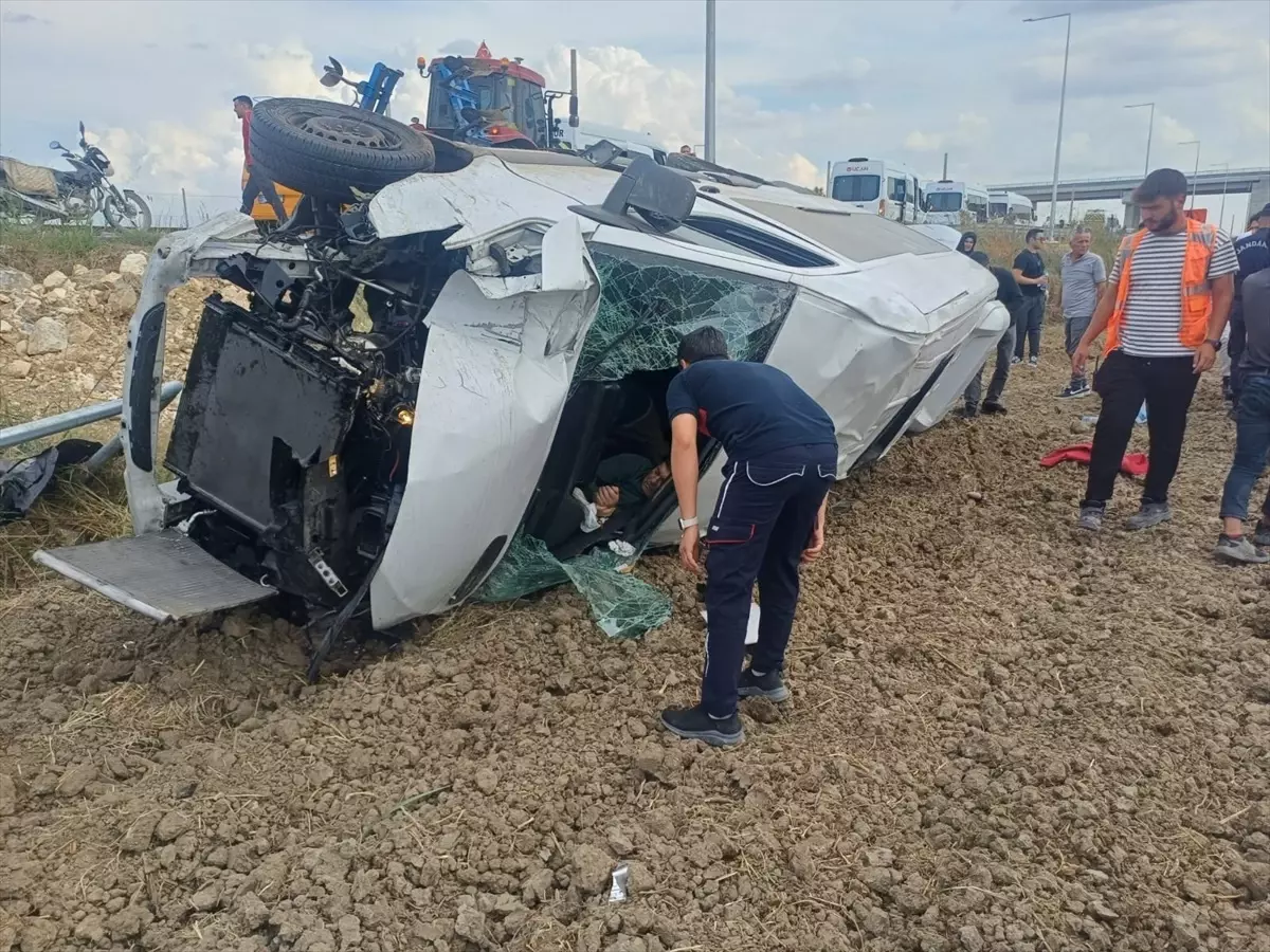 tarsusta servis araci devrildi 4 yarali MkWAAcEg.jpg