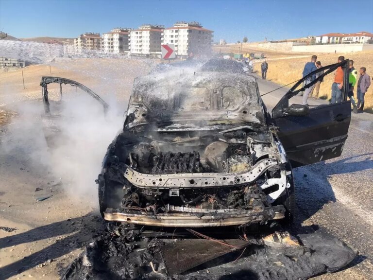 adiyamanda otomobil yandi djUdJzRH.jpg