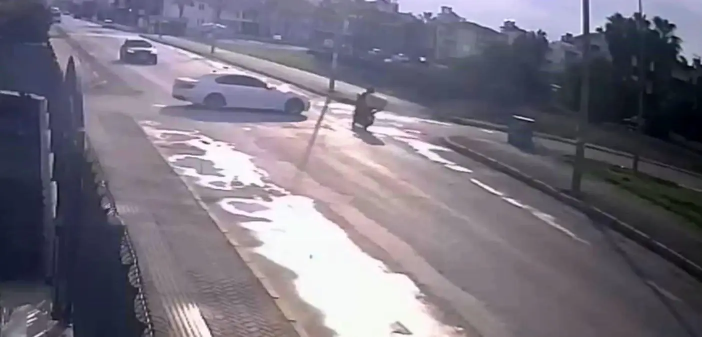 antalyada motosikletli kurye kaza gecirdi agir yarali ksCZOZs6.jpg