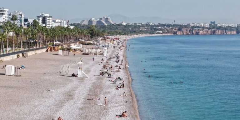 antalyada yaz bitmedi sahiller doldu tasti ptjKdv4v.jpg