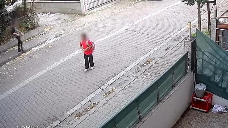 avcilarda soke eden anlar 10 yasindaki kizi takip edip yanina cagirdi annesi gelince kacti zZzXvOWn.jpg