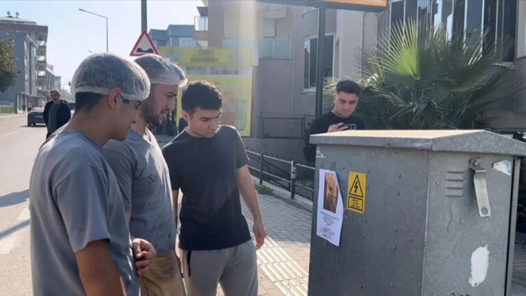 bursada kizlarinizi bu adamdan uzak tutun yazili afisler ortaligi karistirdi hfV7vOUv.jpg