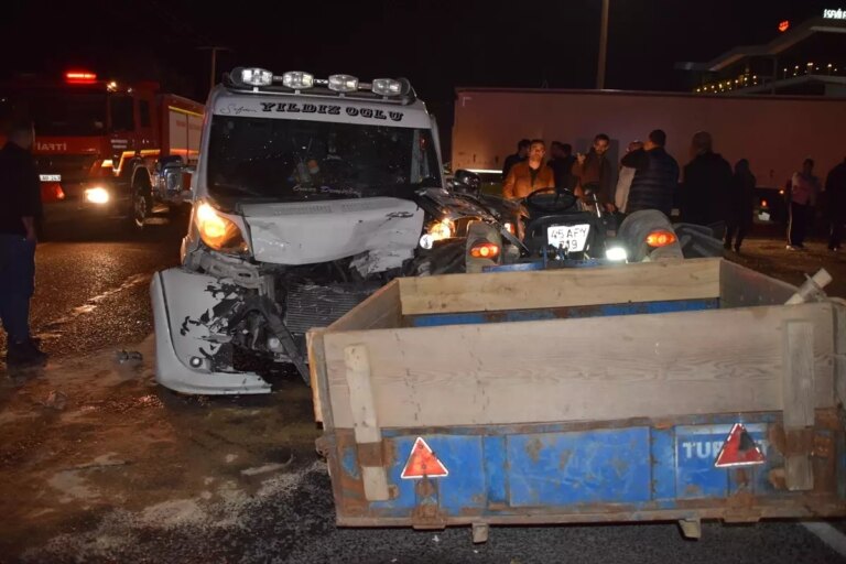 turgutluda-traktor-ve-kamyonet-carpisti-1VKWrXMF.jpg