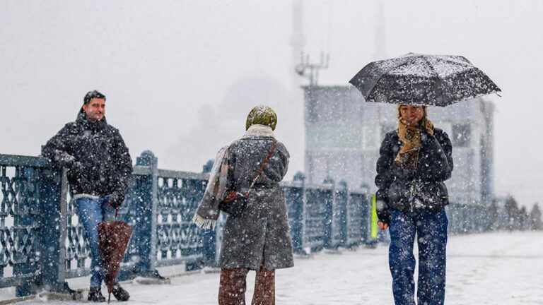 istanbulda-10-yil-sonra-ilk-yilbasinda-kar-geliyor-lapa-lapa-yagacak-u6Ox3Um3.jpg