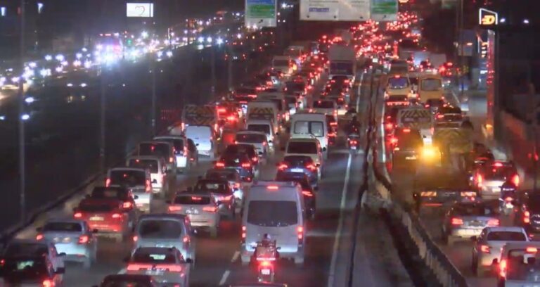 istanbulda-haftanin-ilk-is-gununde-trafik-kilitlendi-upf1lgEX.jpg