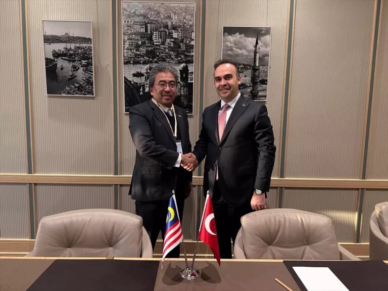 bakan-kacir-malezya-yatirim-ticaret-ve-sanayi-bakani-johari-abdul-ghani-ile-gorustu-CCOCPA9J.jpg