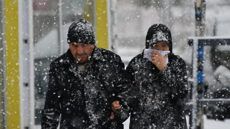 meteorolojiden-turuncu-ve-sari-kodlu-uyari-bazi-illere-kar-sel-yildirim-hortum-ve-tipi-alarmi-uzXzDv9Z.jpg