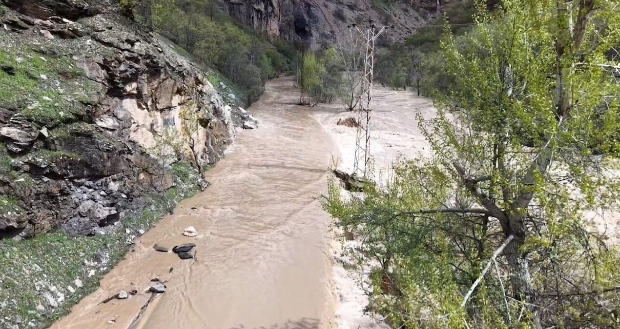 Munzur Çayı Taştı, Tunceli-Ovacık Yolu Trafiğe Kapandı