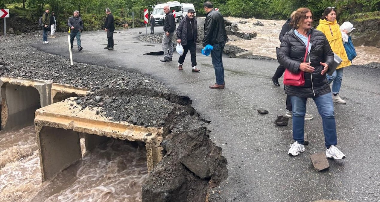 Sağanak Yağışlarının Ardından Dere Taştı, Ulaşım Engellendi