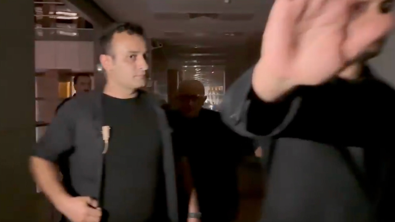 Durusma sonrasi aziz ihsan aktasa etten duvar isiklar kapandi goruntu vermeden ayrildi zSNJtKAZ